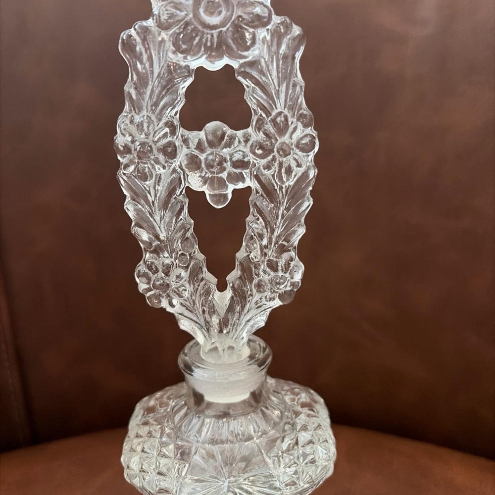 Beautiful Vintage Ornate Glass Perfume Bottle W Stopper Vanity Decor Victorian - Picture 3 of 12